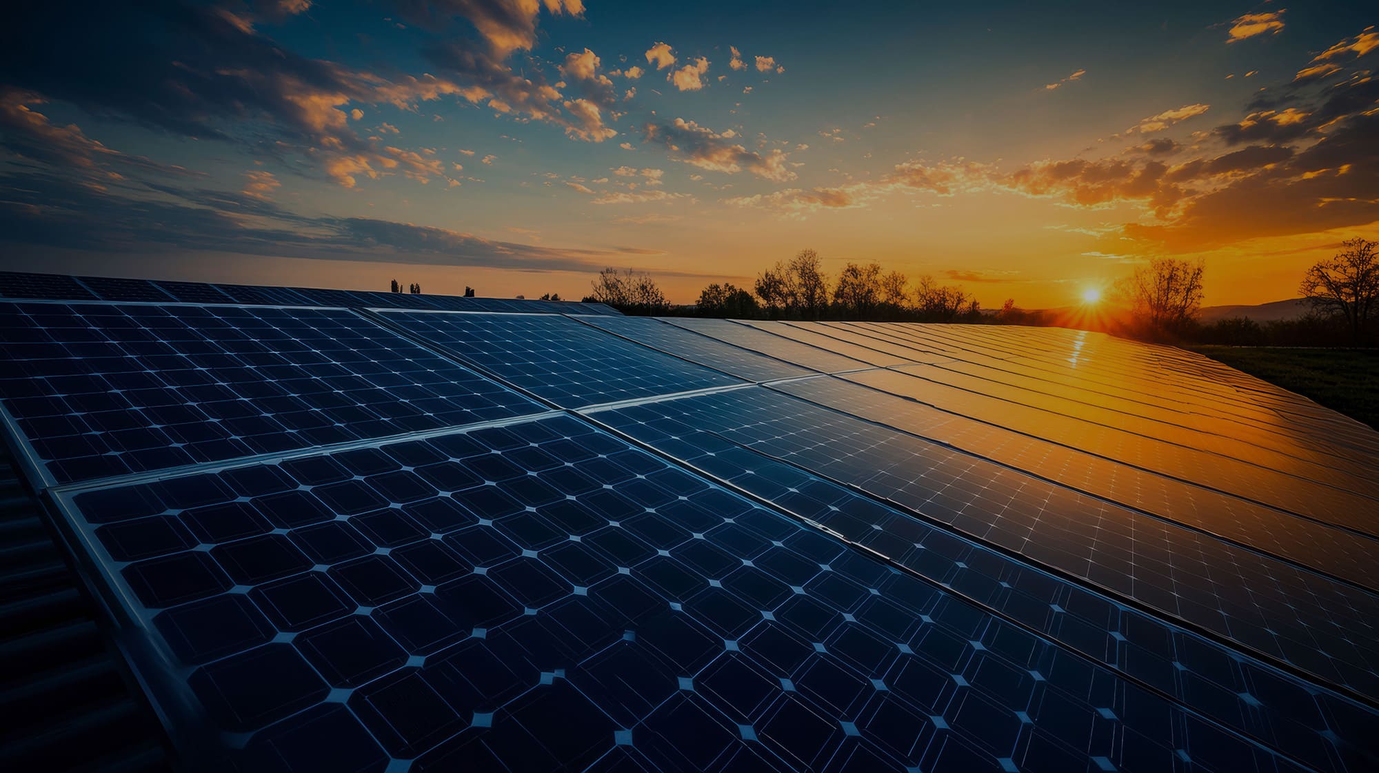 Des panneaux solaires au soleil couchant et ciel nuageux, installés par Alpha Solaire, installateur RGE panneaux solaires Drôme Ardèche Loire.