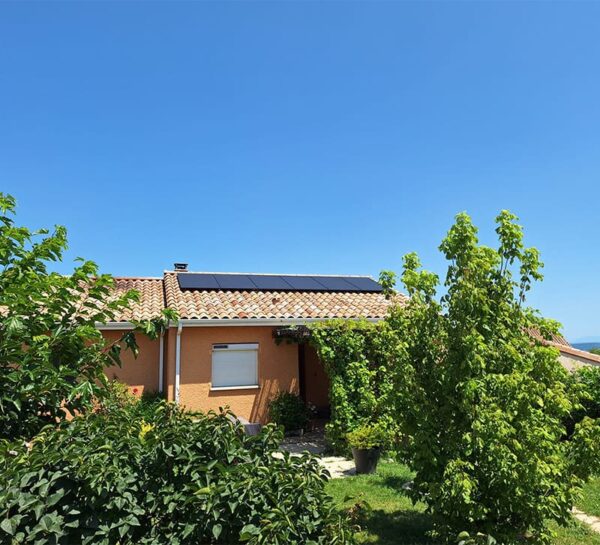 maison façade orange avec panneaux solaires sur le toit par Alpha solaire, entreprise installation panneau solaire ardèche.