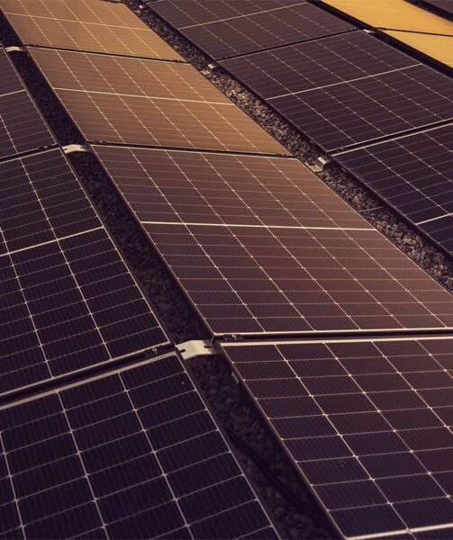 Panneau solaire bâtiment industriel type carport au soleil couchant