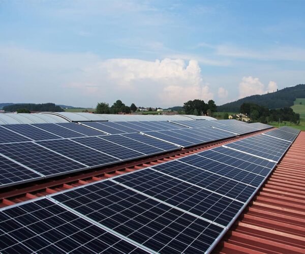 Zoom sur une toiture où est intervenue Alpha SOlaire, installateur de panneaux solaires photovoltaïques bâtiments tertiaires