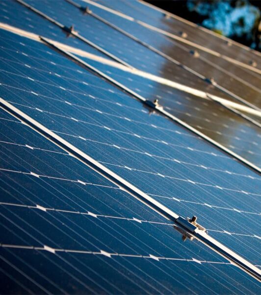 Zoom sur les panneaux solaires d'Alpha Solaire ,installateur de panneaux solaires photovoltaïques bâtiments tertiaires