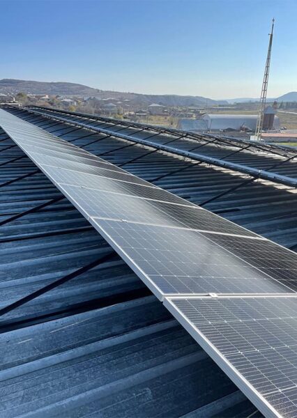 Encore une installation professionnelle sur toiture pour Alpha Solaire, installateur de panneaux solaires photovoltaïques bâtiments tertiaires