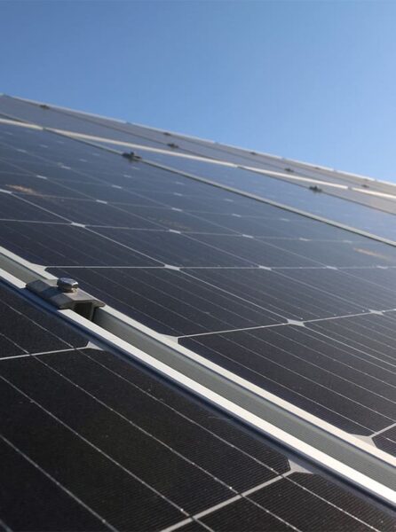 Zoom sur un panneau solaire bâtiment industriel