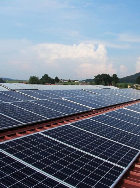 Panneau solaire bâtiment industriel sur toiture.