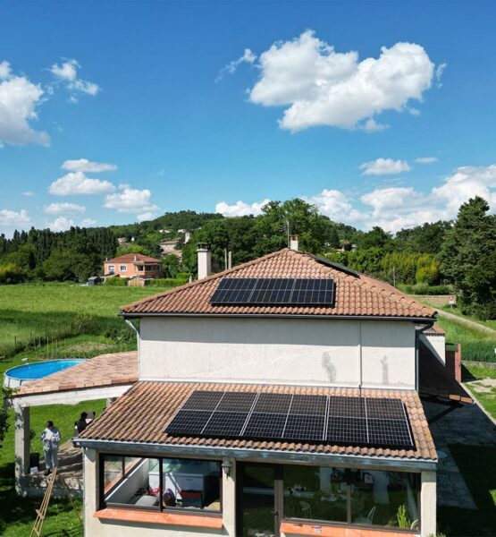 Double installation de panneaux solaires particulier pour cette villa avec double toiture et piscine hors sol.