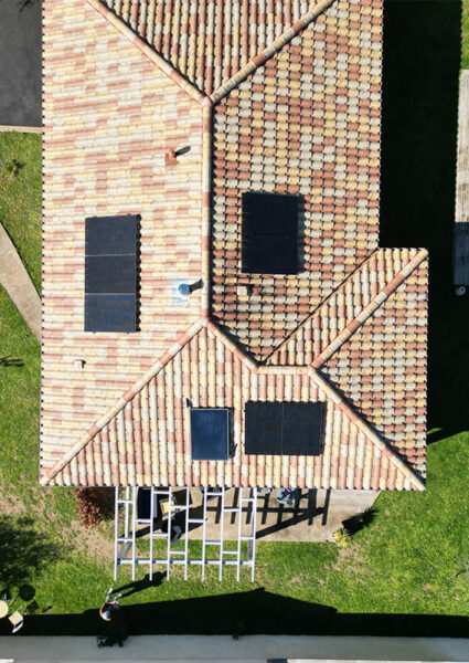 3 panneaux solaires particulier pour cette toiture de maison contemporaine.