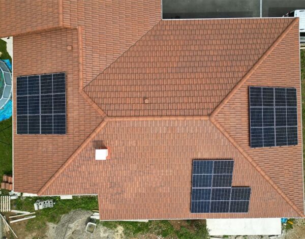 Grande surface de toiture pour une exposition avec 3 projets de panneaux solaires par ALpha Solaire, entreprise installation panneau solaire ardèche.