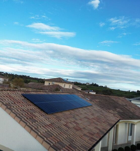 Des panneaux solaires sur une maison de lotissement par Alpha Solaire, entreprise installation panneau solaire ardèche.