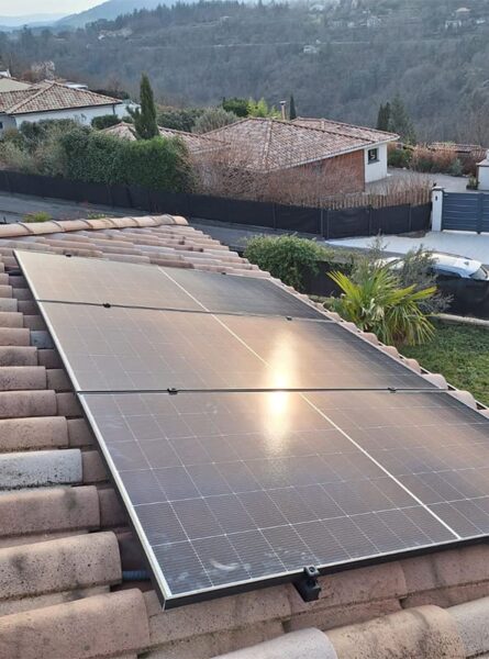 Zoom sur des panneaux solaires dans un lotissement , rayon de soleil, par Alpha SOlaire, entreprise installation panneau solaire ardèche.