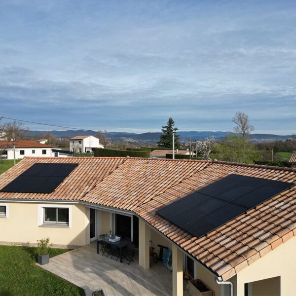 Deux projets de panneaux solaires particulier pour une même villa sur une grande surface de toiture.