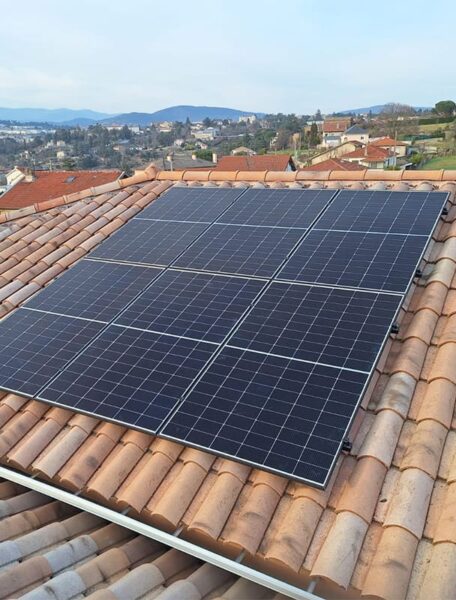 Panneaux solaires particulier sur une toiture en ville.
