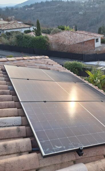 Zoom sur des panneaux solaires particulier sur une toiture en Ardèche.