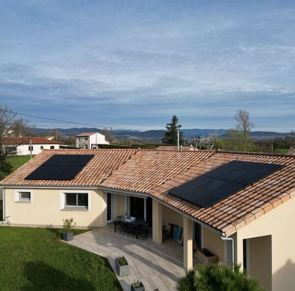 Maison contemporaine avec terrasse carrelé et panneaux solaires, Alpha Solaire, entreprise installation panneau solaire ardèche.