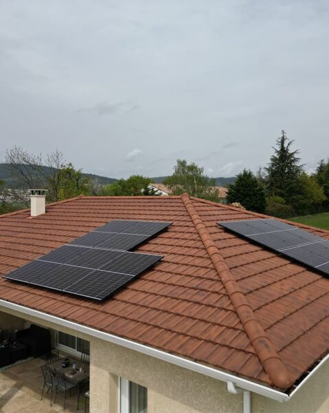Toit équipé de panneaux solaires d'une maison contemporaine, par Alpha Solaire, entreprise installation panneau solaire ardèche.